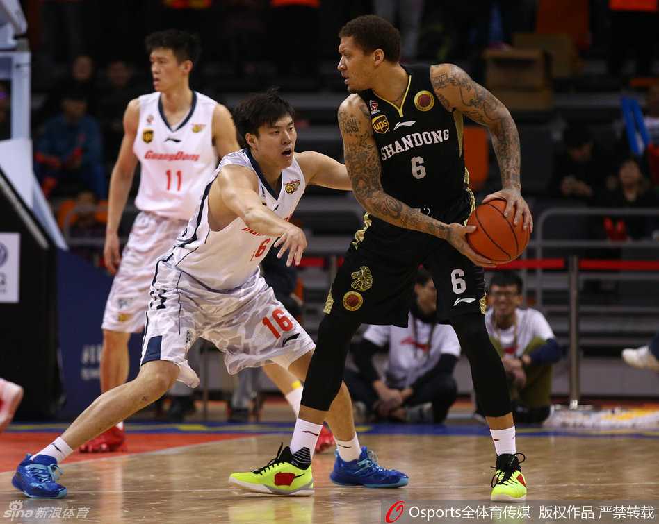 面对山东外援卡特的持球突破，丁彦雨航张开双臂降低重心，用顽强的防守脚步紧紧贴住对手，毫无惧色。