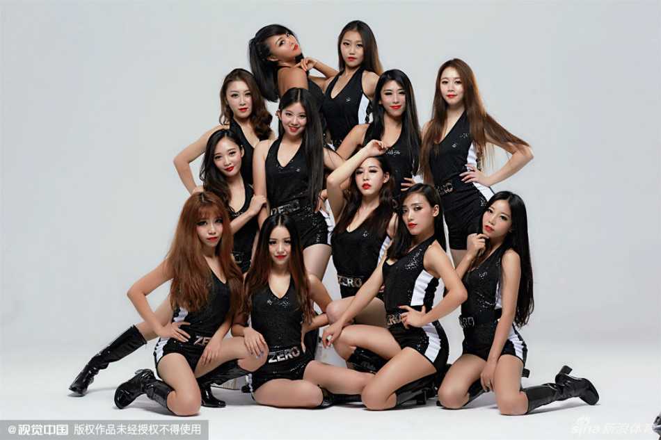 ZERO啦啦队队员在训练间隙对着镜头俏皮比心，扎起的马尾辫洋溢着青春的律动，背后的北控队徽在灯光下熠熠生辉。