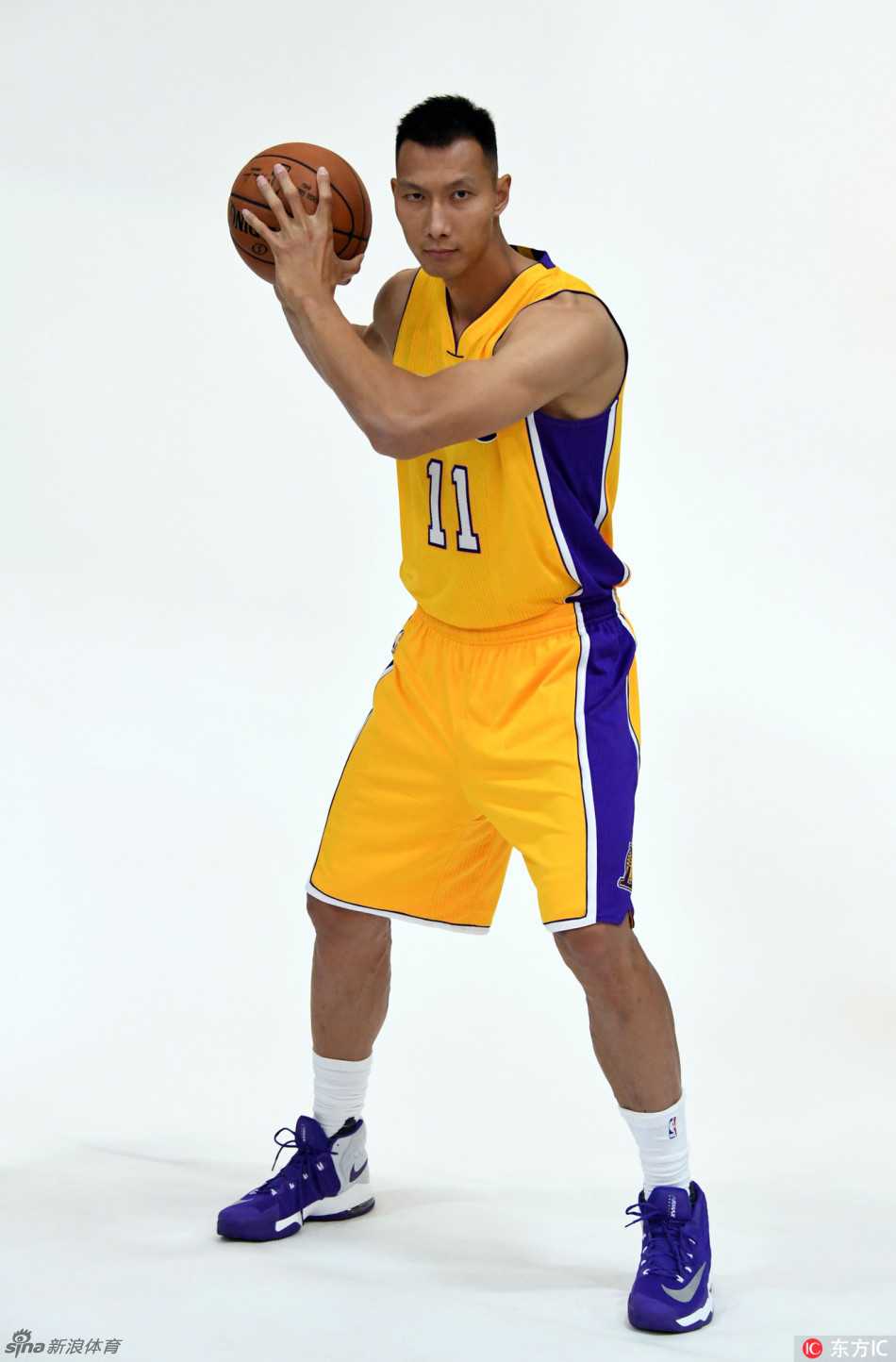 紫金战袍再披肩:易建联湖人媒体日写真全记录 易建联侧身面对镜头,眼神深邃地望向远方,背景虚化的湖人队标仿佛是他职业生涯中一座需要再次征服的高峰。