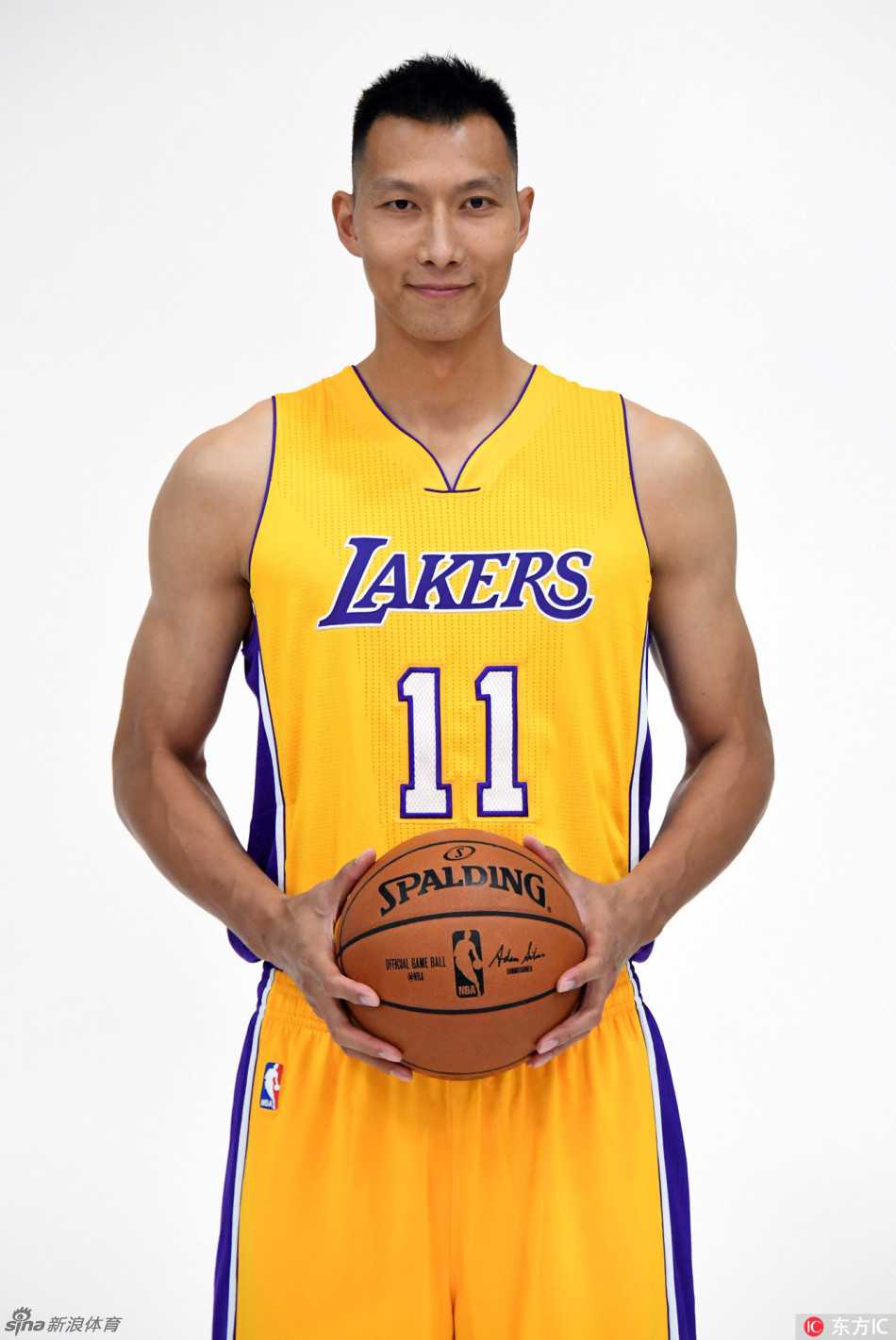 紫金战袍再披肩:易建联湖人媒体日写真全记录 面对镜头,易建联露出了难得一见的轻松笑容,紫金色的球衣在灯光下熠熠生辉,这一刻他仿佛找回了最初登陆NBA时的初心。
