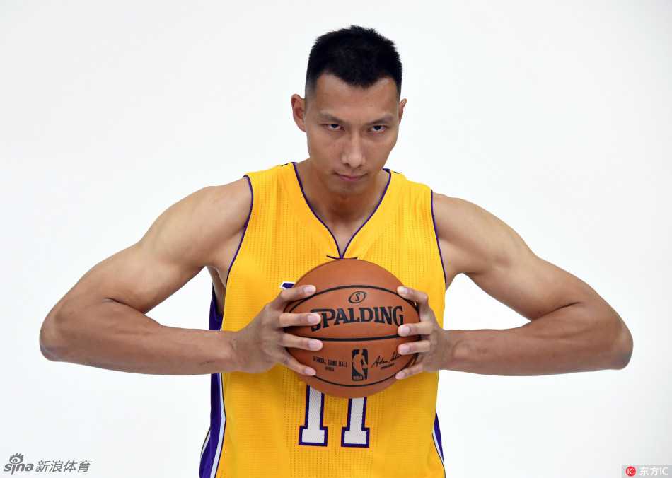 紫金战袍再披肩:易建联湖人媒体日写真全记录 拍摄现场,易建联单手抓球,身姿挺拔,展现出一名顶级篮球运动员的完美体型与静态天赋。