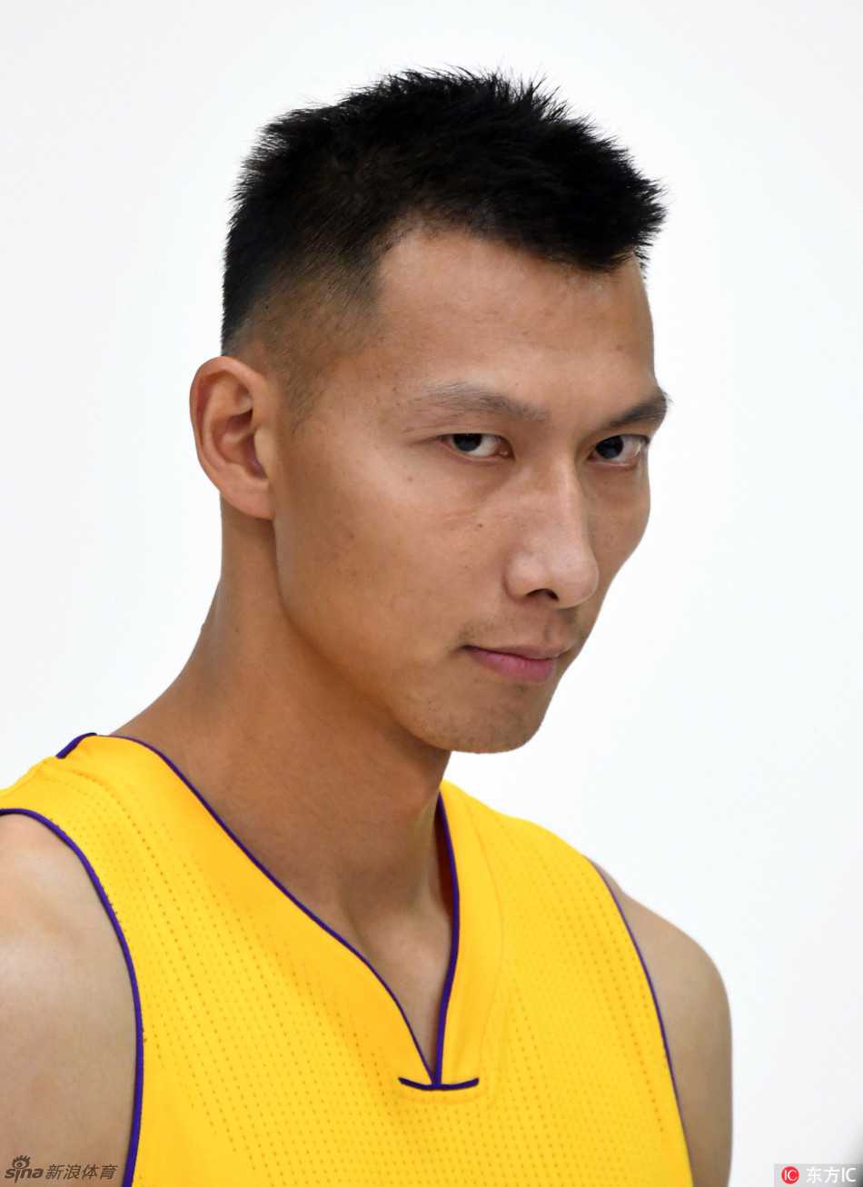 紫金战袍再披肩:易建联湖人媒体日写真全记录 易建联身穿湖人11号战袍,在摄影棚内手持篮球,目光坚毅地凝视前方,仿佛在凝视着新赛季的重重挑战。