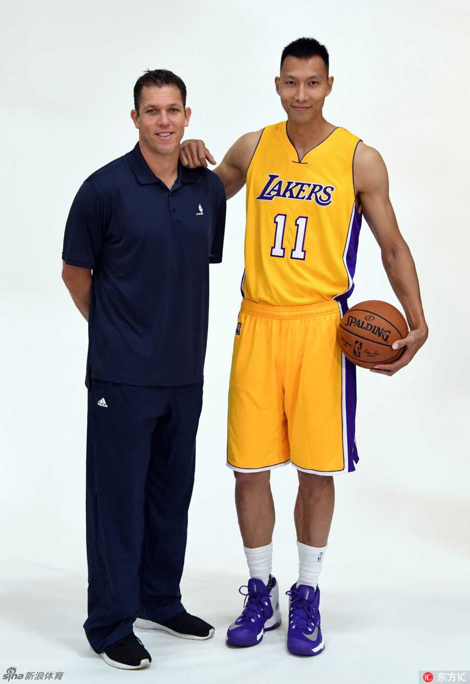 紫金战袍再披肩:易建联湖人媒体日写真全记录 在黑白光影的交错中,易建联低头沉思,球衣上的湖人logo格外醒目,这一刻的静谧仿佛预示着暴风雨前的宁静。