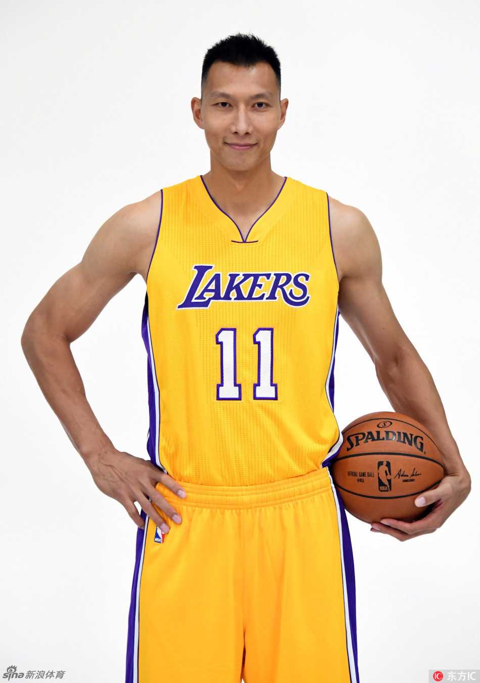 紫金战袍再披肩:易建联湖人媒体日写真全记录 易建联与主教练卢克·沃顿在媒体日合影,沃顿手指镜头面带微笑,两人并肩而立,象征着教练对这位中国前锋的信任与期待。