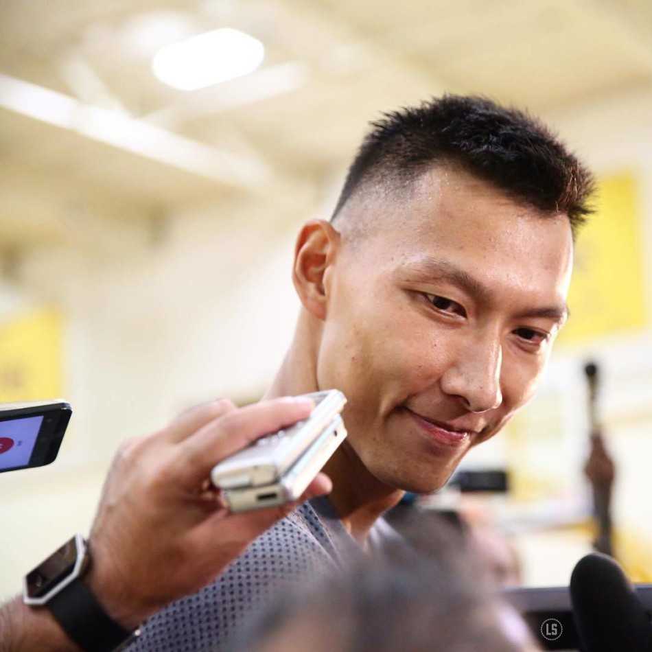 紫金新征程:易建联身披十一号战袍亮相湖人,从容备战自信回归 面对媒体围追堵截,易建联耐心接受采访,谈吐间流露出重返NBA的兴奋与自信。