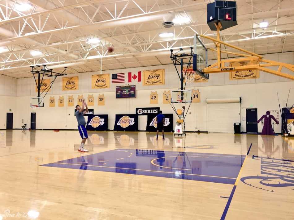 紫金新征程:易建联身披十一号战袍亮相湖人,从容备战自信回归 身披湖人队11号球衣的易建联在采访中侃侃而谈,宣告自己正式回归NBA舞台。