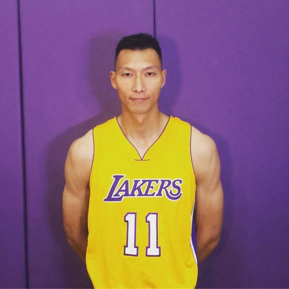 紫金新征程:易建联身披十一号战袍亮相湖人,从容备战自信回归 易建联在训练中神情专注,目光坚定,紫金11号战袍在灯光下格外醒目。