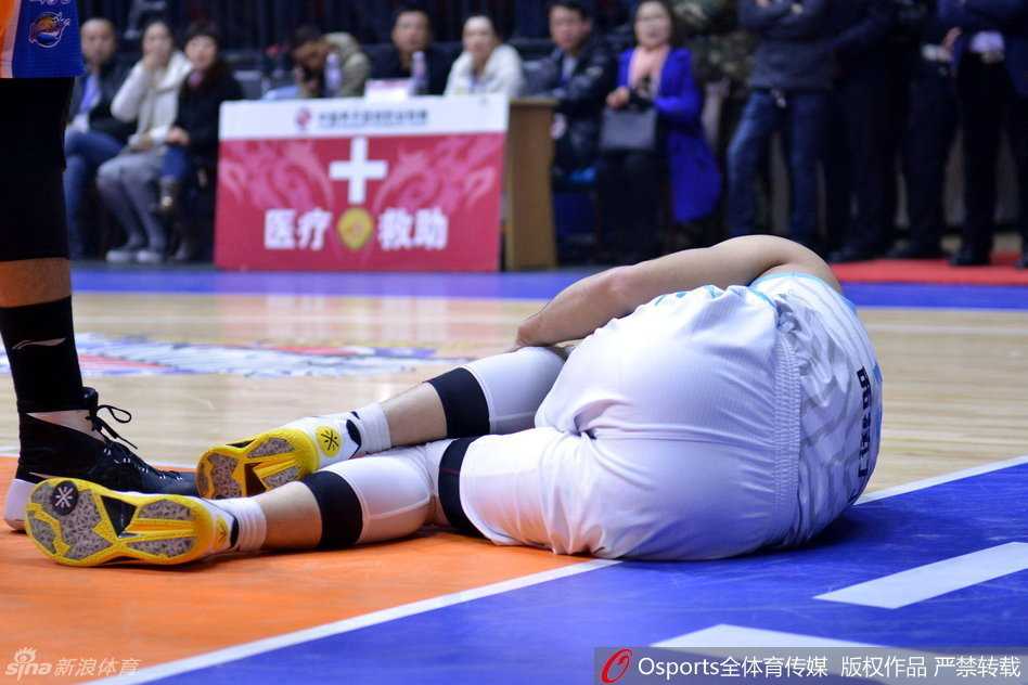 新疆队周琦与布拉彻两位内线在暂停时低头商讨，面对哈达迪的强硬攻势，两人神情严肃试图找到破解办法，但眼神中仍透露出一丝困惑与疲惫。