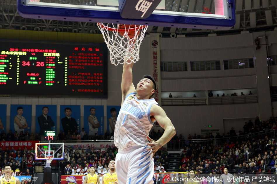 李根如战斧般劈扣，整个红山体育馆在他的怒吼中沸腾，这一球仿佛要砸碎所有质疑。