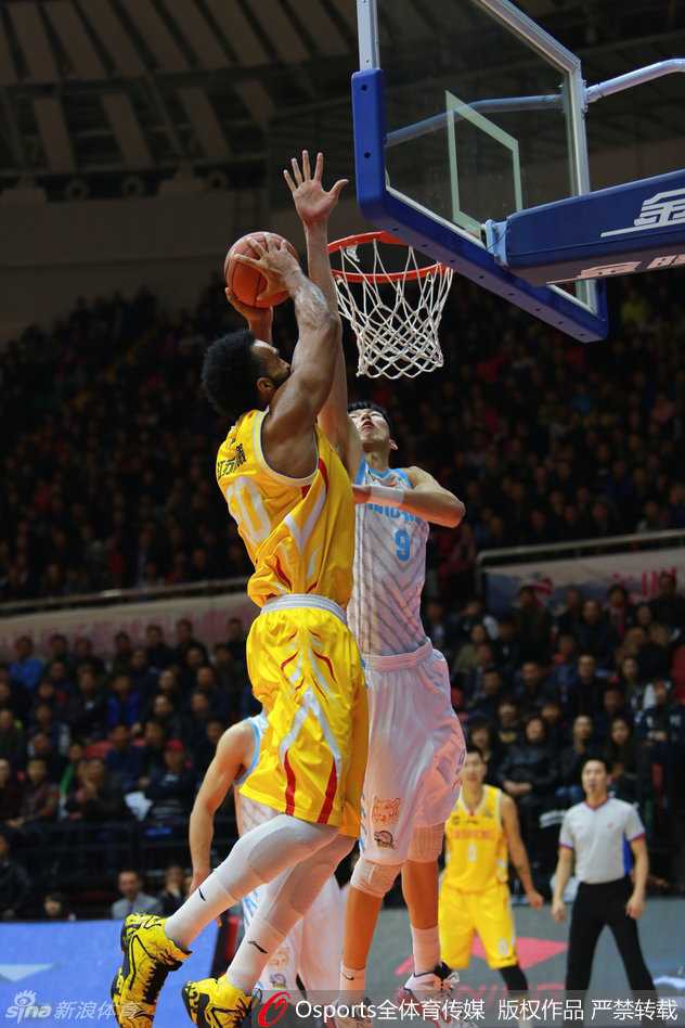 布莱切与周琦手捧上赛季单项奖奖杯，笑容灿烂，李秋平指导在一旁欣慰鼓掌，定格荣耀瞬间。