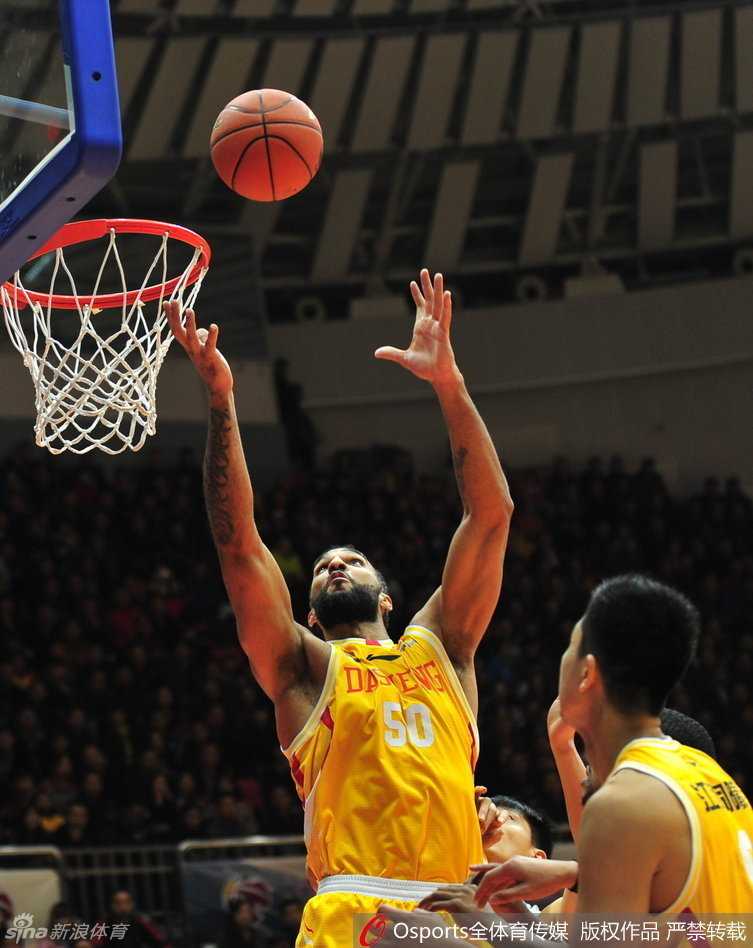 看台上球迷高举李根画像，眼神中满是期待与鼓励，这里是他的新家，也是最坚强的后盾。