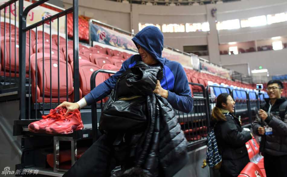 主教练郭士强在训练中双手比划着战术，他神情严肃地向队员们讲解着跑位和防守要点，身旁的球员们聚精会神地聆听。