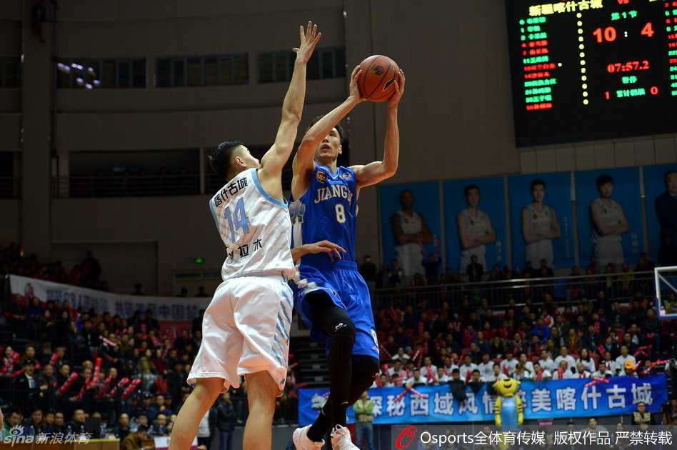 新疆队年轻锋线阿不都沙拉木在江苏内线群中强行起飞，他那坚定的眼神与防守球员纠缠的身影，仿佛凝固了此刻红山体育馆内的窒息氛围。