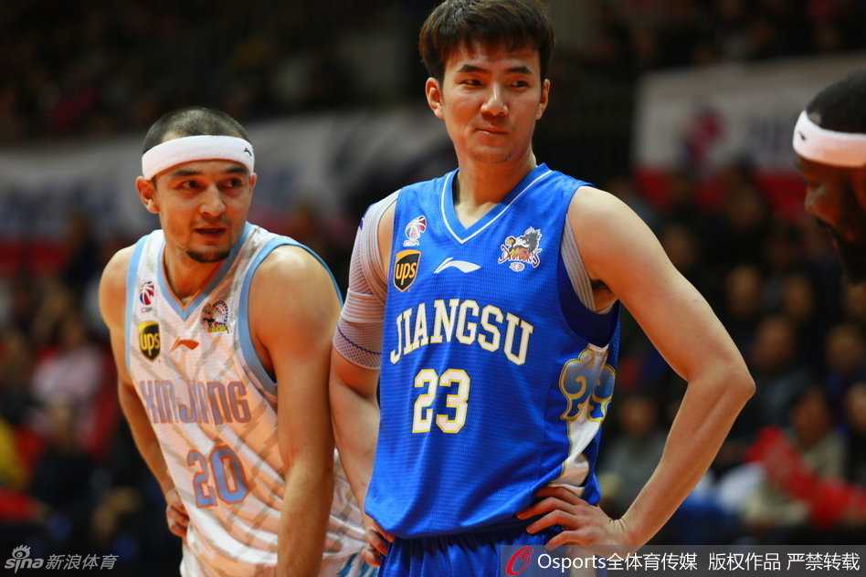 亚当斯持球发动致命反击，他像一道闪电划过球场，面对江苏队的重重围堵，眼神中充满坚定与杀气，准备完成又一次关键得分。