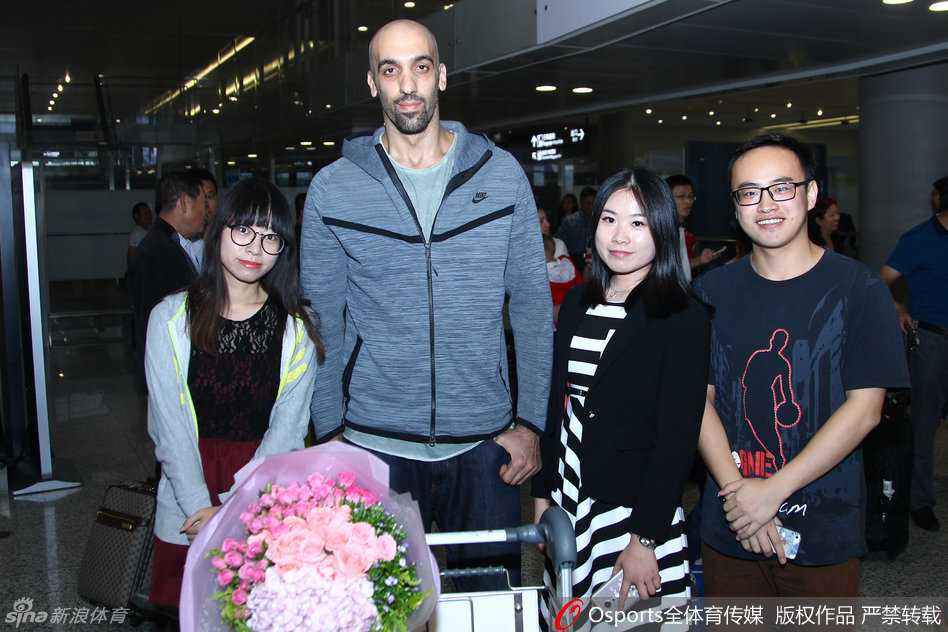 阿巴斯在训练中心熟悉环境，他抬头观察着墙上的战术板，神情专注，仿佛已经在脑海中勾勒出新赛季的防守蓝图。