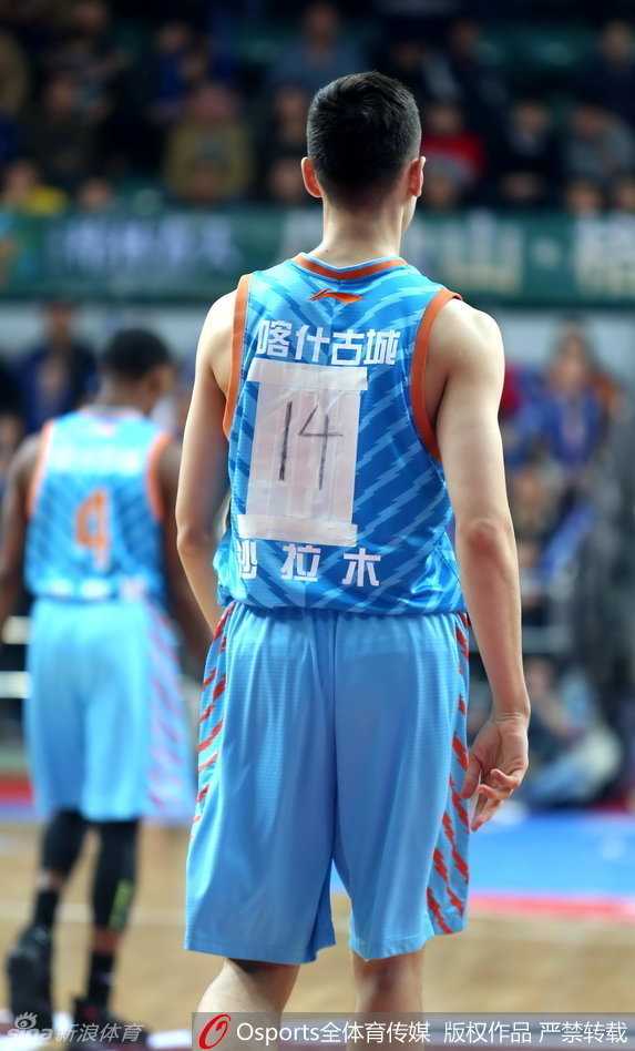 纸糊的14号与巨星同款:阿不都沙拉木的这件球衣,为何成了CBA最独特的风景? 比赛结束的哨声响起,阿不都沙拉木走向场边。他背后的手写14号在汗水浸湿下,纸张边缘微微翘起。这一刻,这不仅仅是一个临时拼凑的号码,更成为了CBA联赛发展历程中,一个关于意外、幽默与职业化反思的独特注脚。