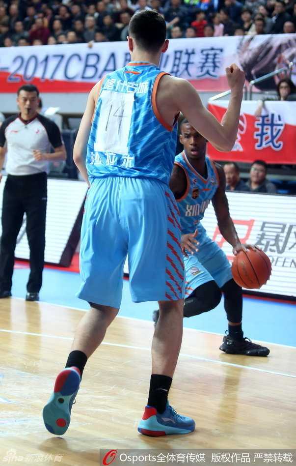 纸糊的14号与巨星同款:阿不都沙拉木的这件球衣,为何成了CBA最独特的风景? 在聚光灯的照耀下,阿不都沙拉木背对镜头,他那件新疆队球衣上,原本的印刷号码被白布覆盖,上面用黑色马克笔手写着醒目的14号,这一幕显得既突兀又充满话题性。