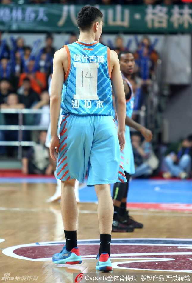 纸糊的14号与巨星同款:阿不都沙拉木的这件球衣,为何成了CBA最独特的风景? 阿不都沙拉木在场上奋力卡位,眼神专注。他背后那块格格不入的手写号码,在激烈的对抗和球衣的拉扯中显得格外引人注目,仿佛是一张随时可能被撕下的便签,诉说着职业赛场背后那些不为人知的慌乱与意外。