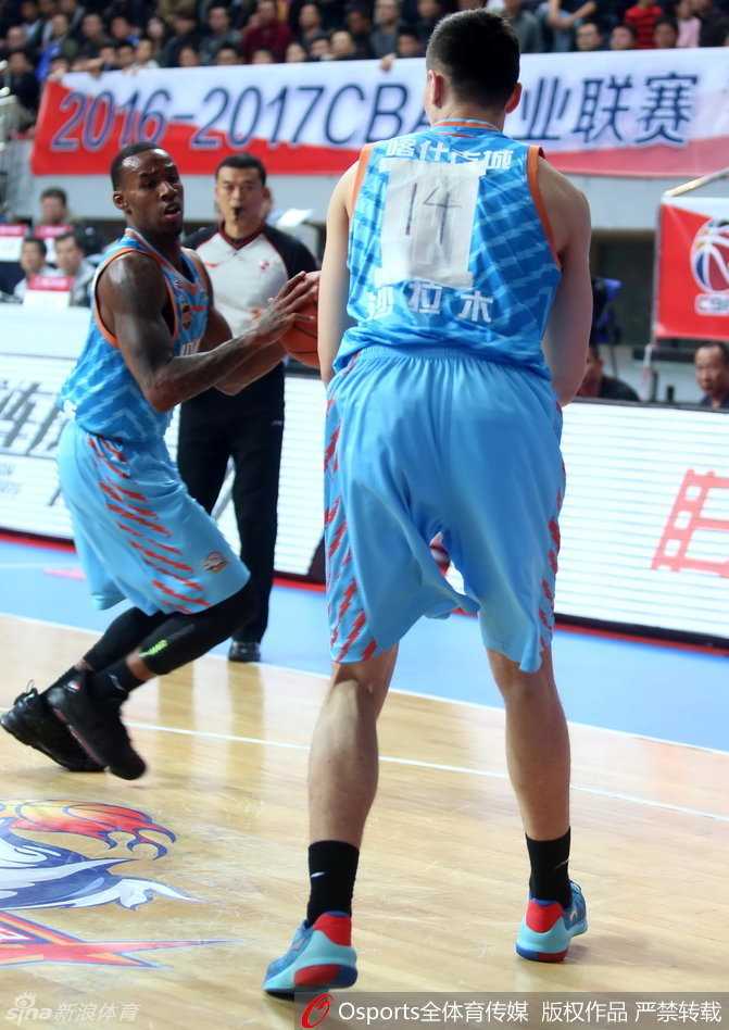 纸糊的14号与巨星同款:阿不都沙拉木的这件球衣,为何成了CBA最独特的风景? 镜头拉近,给了这张手写号码一个震撼的特写。白色的胶布条覆盖了原本的印刷信息,黑色的笔墨书写着属于他的14号,每一笔都透露着赛前的仓促与无奈,却也意外地定格了CBA赛场上的一个真实瞬间。