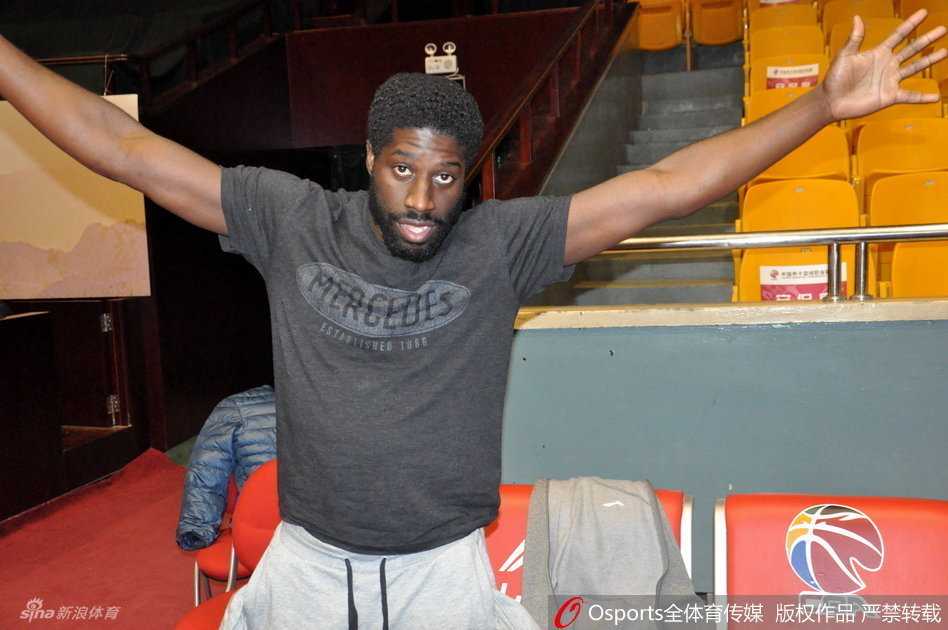 纹身背后的天才榜眼:比斯利的山东记忆与快意人生 比斯利在训练场上张开双臂,模仿大鹏展翅的动作,脸上带着得意的笑容,身体舒展,仿佛要将整个球场拥入怀中。