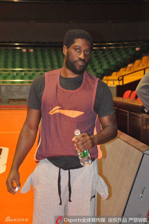 纹身背后的天才榜眼:比斯利的山东记忆与快意人生 比斯利赤裸着上身,露出背部繁复的翅膀纹身,他扭头对着镜头露出顽皮的笑容,身旁的队友也被他的情绪感染,气氛轻松融洽。