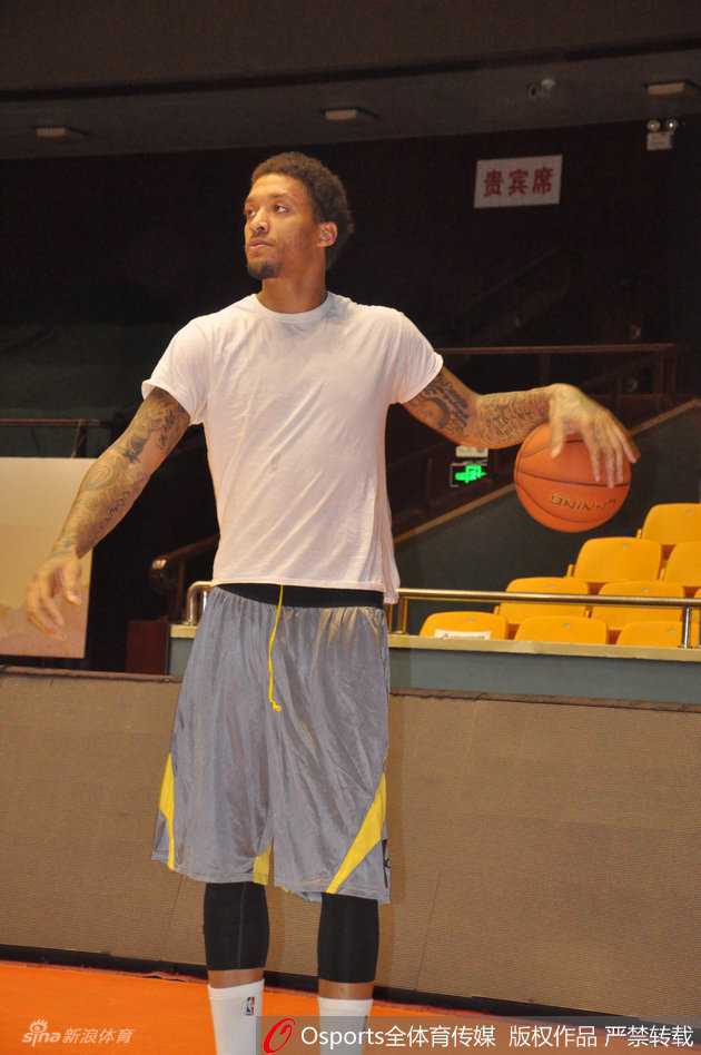 纹身背后的天才榜眼:比斯利的山东记忆与快意人生 训练结束后,比斯利与队友头碰头聚在一起,两人全神贯注地看着手机屏幕,显然是被什么有趣的内容吸引了,场面十分友爱。