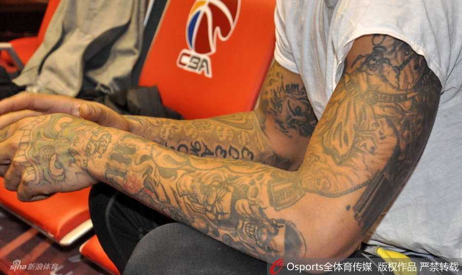 纹身背后的天才榜眼:比斯利的山东记忆与快意人生 训练场上,比斯利表情专注,正在做胯下运球练习,身体重心压得很低,眼神犀利,随时准备突破防守。