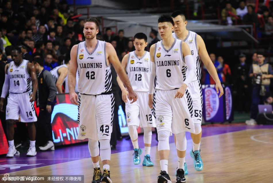 哈德森眉头紧锁，满脸懊恼地凝视远方，身后的记分牌定格在96:97；而画面一侧的王仕鹏早已笑逐颜开，冰火两重天在这一刻被永恒定格。