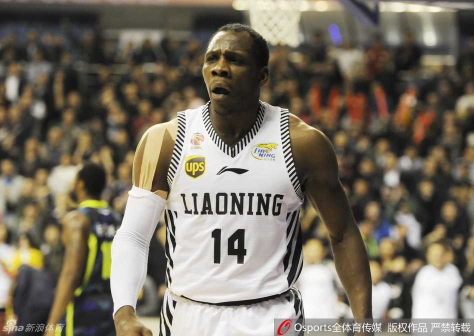 哈德森双手抱头，眼神中写满了不甘与茫然，最后一刻的神奇未能换来胜利，留下的只有满场的叹息与落寞。