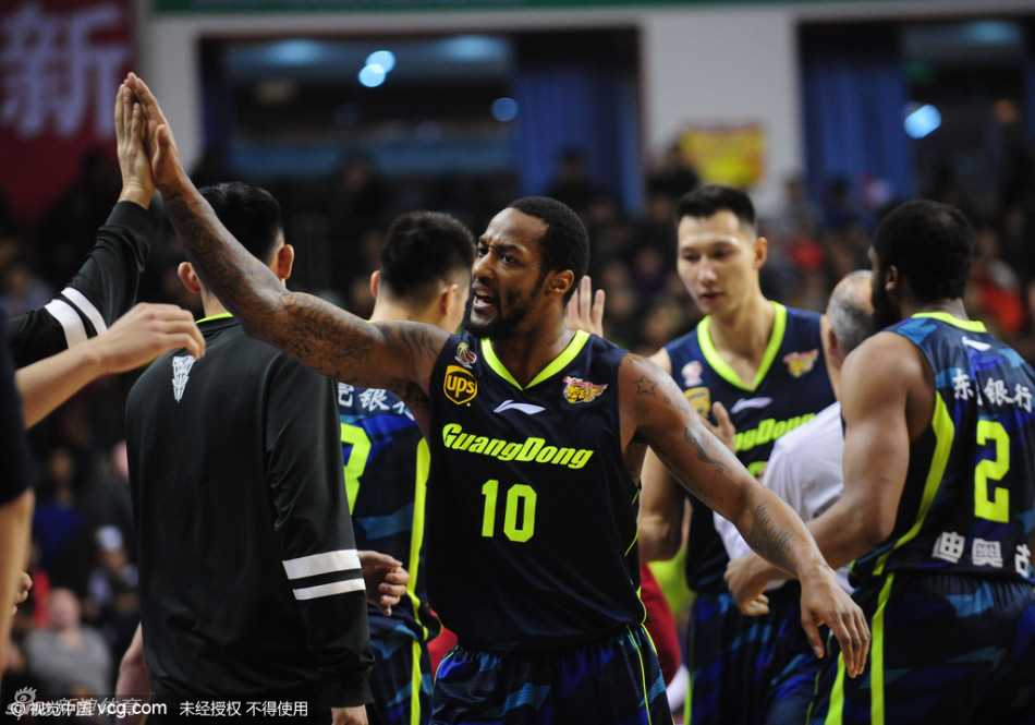 助理教练戈尔紧紧握住周鹏的手，眼中满是钦佩与感激，这次关键的战术执行成功，离不开这位老将的冷血一击。