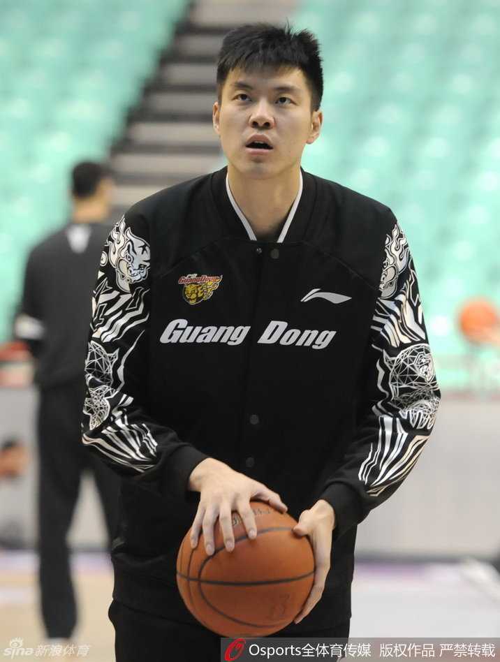 绝境中的怒吼:广东宏远本溪破冰,周鹏一剑封喉改写半决赛战局 杜锋场边观察时神情严峻,他大胆启用替补的战术调整成为转折点,这场胜利不仅属于球员,也属于教练组的信任与智慧。