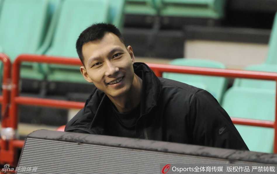 绝境中的怒吼:广东宏远本溪破冰,周鹏一剑封喉改写半决赛战局 王仕鹏在球场一侧慢跑调整呼吸,虽然出场时间有限,但这位老将时刻准备着,他的经验是板凳席上最宝贵的财富。