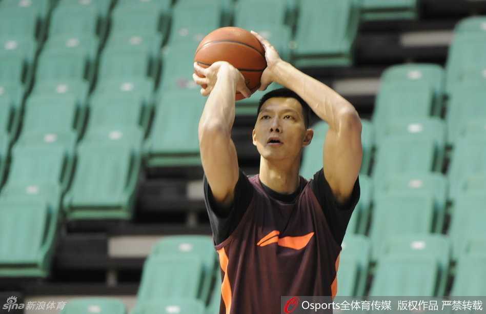 绝境中的怒吼:广东宏远本溪破冰,周鹏一剑封喉改写半决赛战局 核心易建联在赛前热身中目光如炬,每一次投篮出手都带着不容置疑的坚定,面对生涯从未被横扫的纪录,他用汗水为队友注入强心剂。