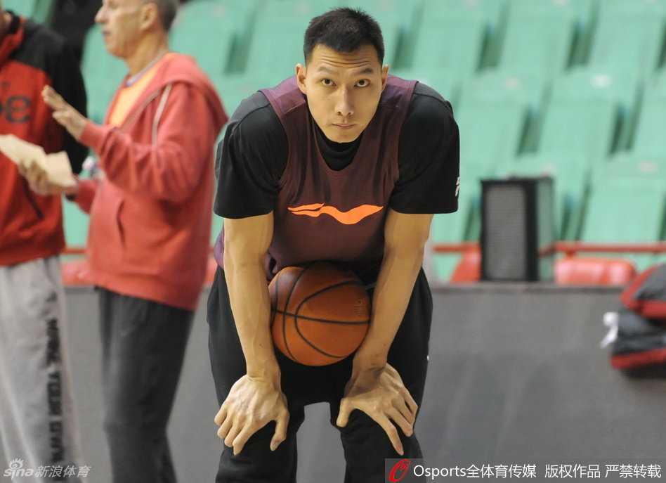 绝境中的怒吼:广东宏远本溪破冰,周鹏一剑封喉改写半决赛战局 队友之间默契的三人交流,朱芳雨、周鹏与杜锋指导围成一圈,战术板上画满箭头,老将们的眼神中透露出背水一战的决绝。