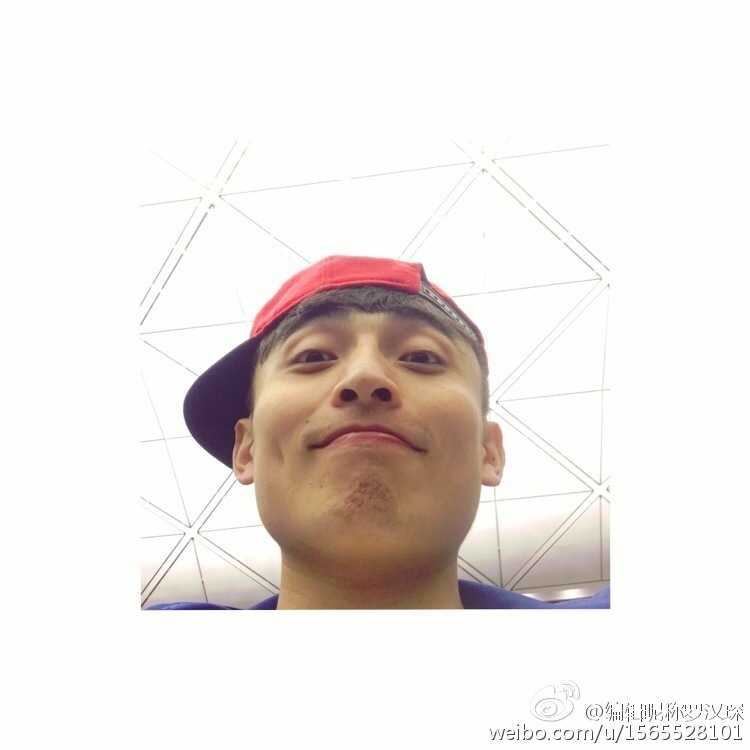 罗汉琛在赛场上专注控球，眼神犀利，后卫的冷静与速度在这一刻尽显无遗，仿佛在说球场才是我的‘躁动’主场