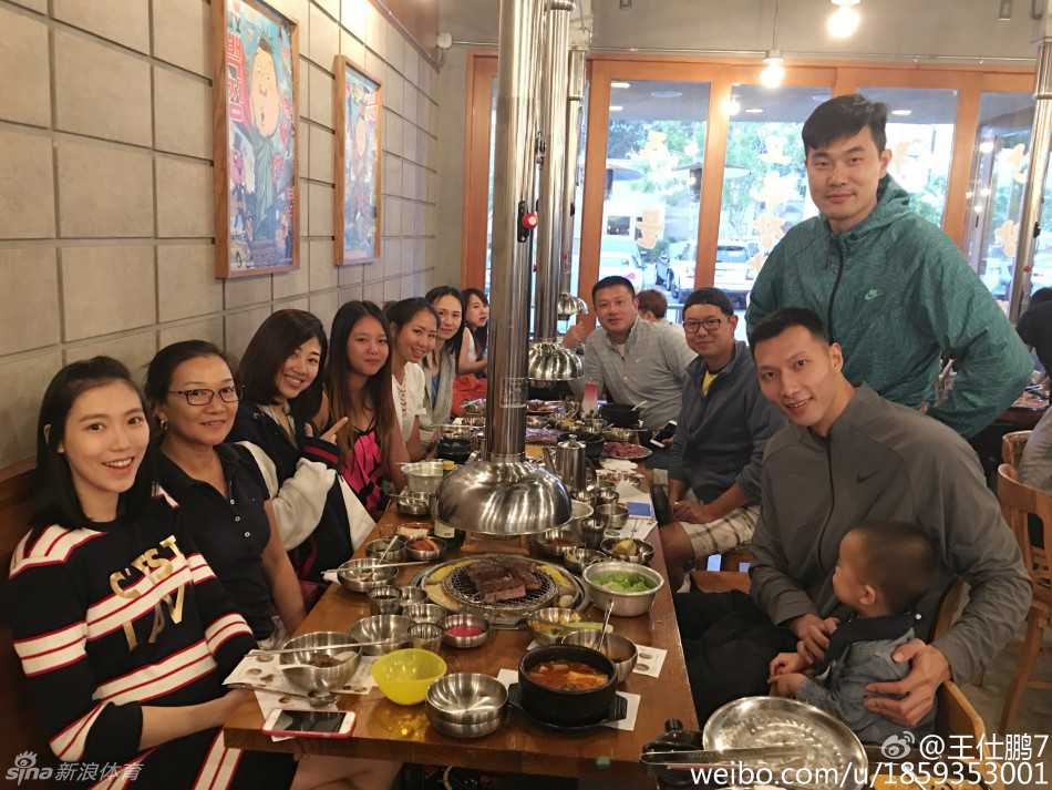 王仕鹏与易建联爱子亲密合影，小家伙眼神灵动，两人笑容里满是叔侄间的温情