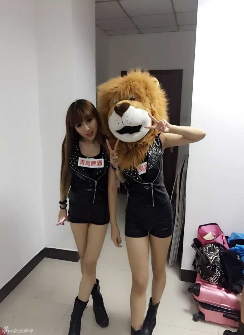 美晴子与天津男篮拉拉队的私房瞬间 拉拉队员们在舞蹈房嬉戏打闹,抓拍下最自然的灿烂笑容。