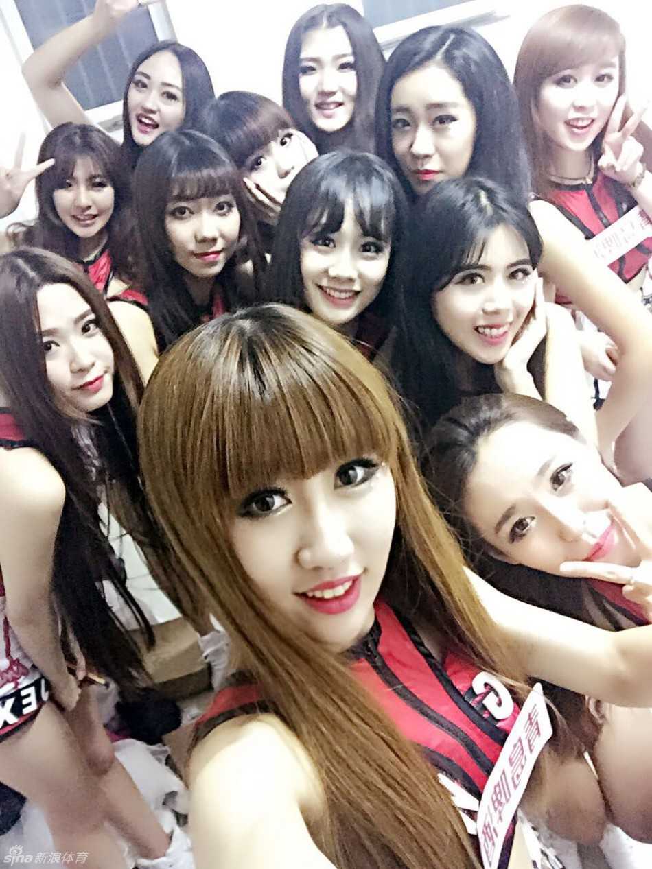 美晴子与天津男篮拉拉队的私房瞬间 美晴子Fiona慵懒斜倚在窗边,午后阳光洒在脸庞,恬静唯美。