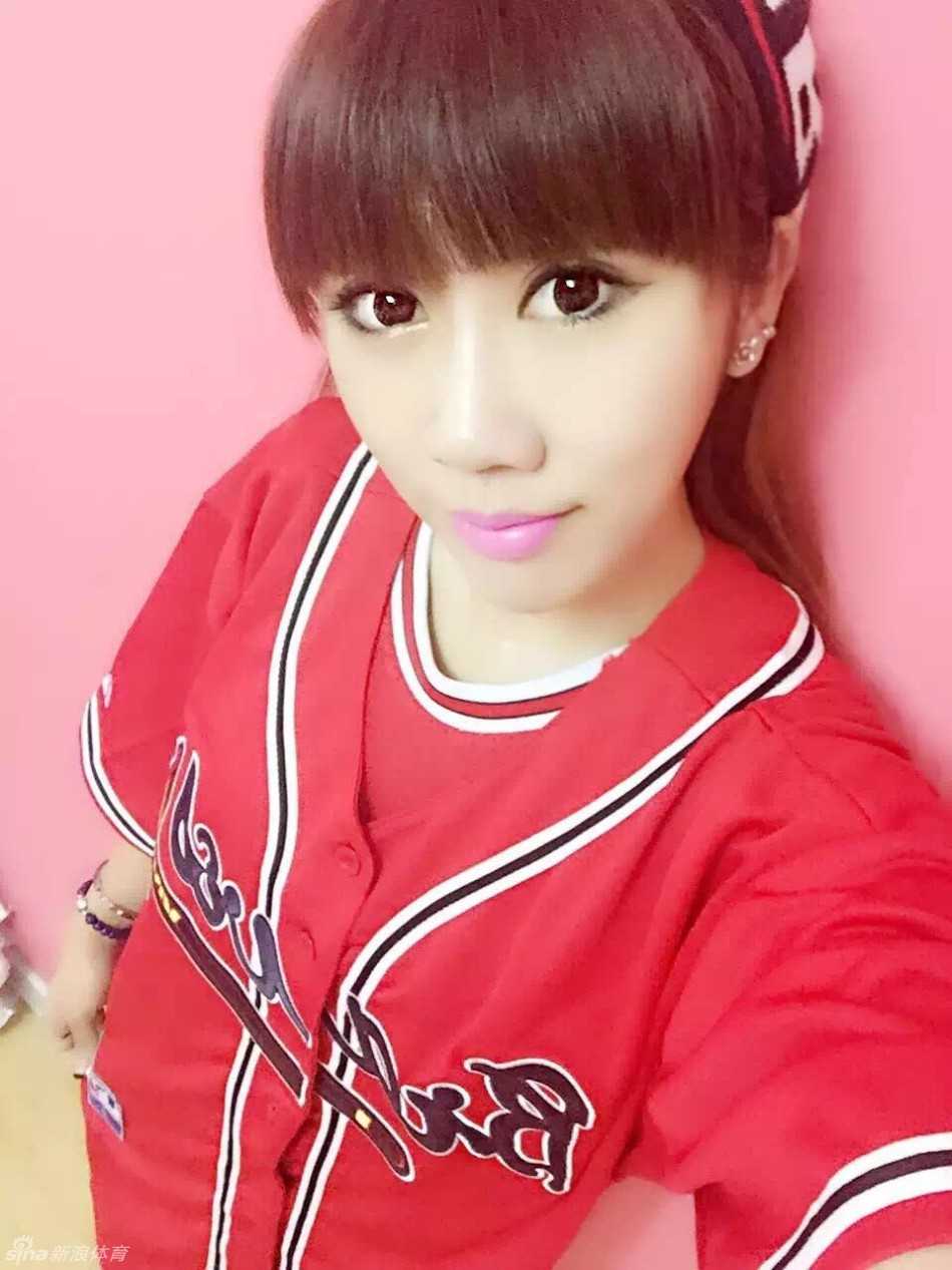 美晴子与天津男篮拉拉队的私房瞬间 队长美晴子秀发披肩,眼神清澈,尽显青春活力与温柔。