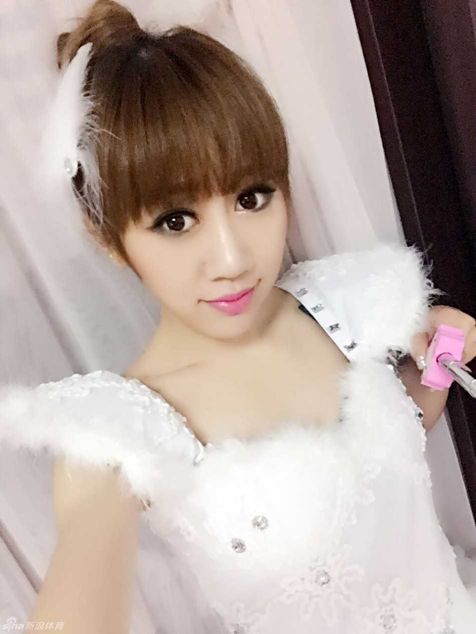 美晴子与天津男篮拉拉队的私房瞬间 美晴子优雅坐姿,背景简约,突出其知性魅力与幕后风采。