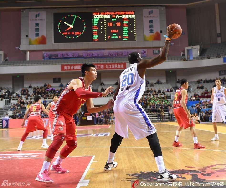 常林面对八一防线，蝴蝶穿花般突破上篮