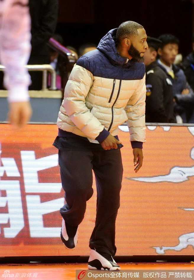 群星闪耀CBA:普莱斯首秀遇旧主,阿巴斯绝杀震武林 霸气领袖坐镇替补席,普莱斯凝视赛场眼神坚毅,静待为山东高速披挂上阵