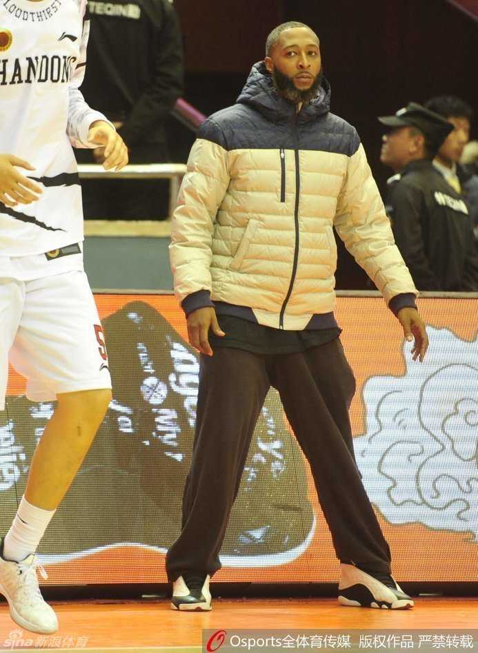 群星闪耀CBA:普莱斯首秀遇旧主,阿巴斯绝杀震武林 丁彦雨航持球强行突破吉林防线,面对夹击毫无惧色展现MVP级别滞空