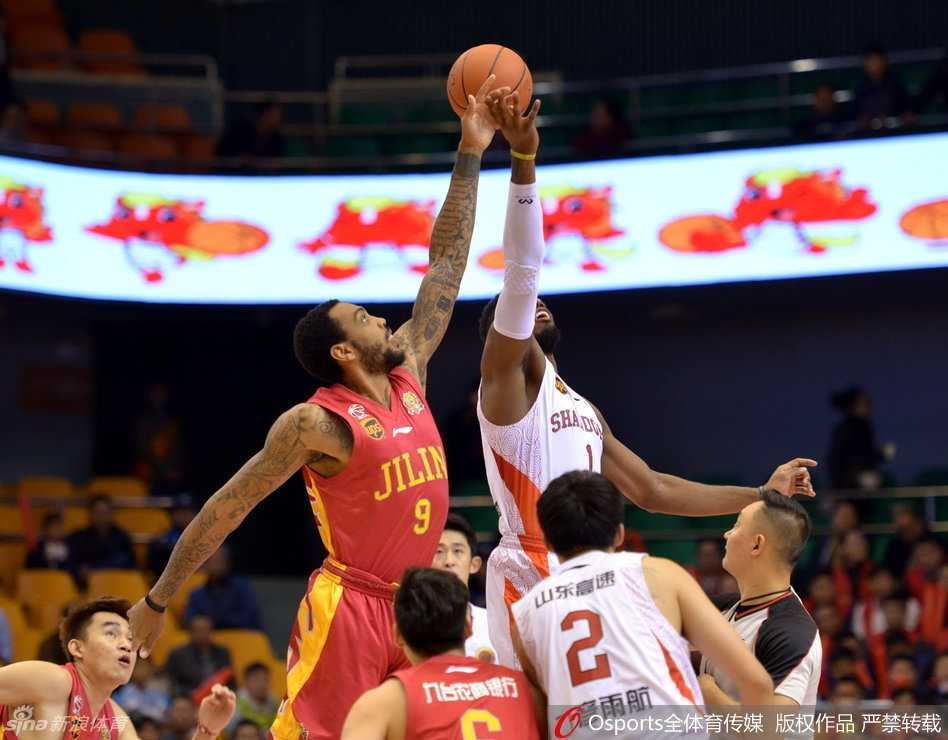 群星闪耀CBA:普莱斯首秀遇旧主,阿巴斯绝杀震武林 江苏同曦外援阿巴斯强起上篮瞬间,防守球员失去重心倒地,裁判哨响定格绝杀前奏