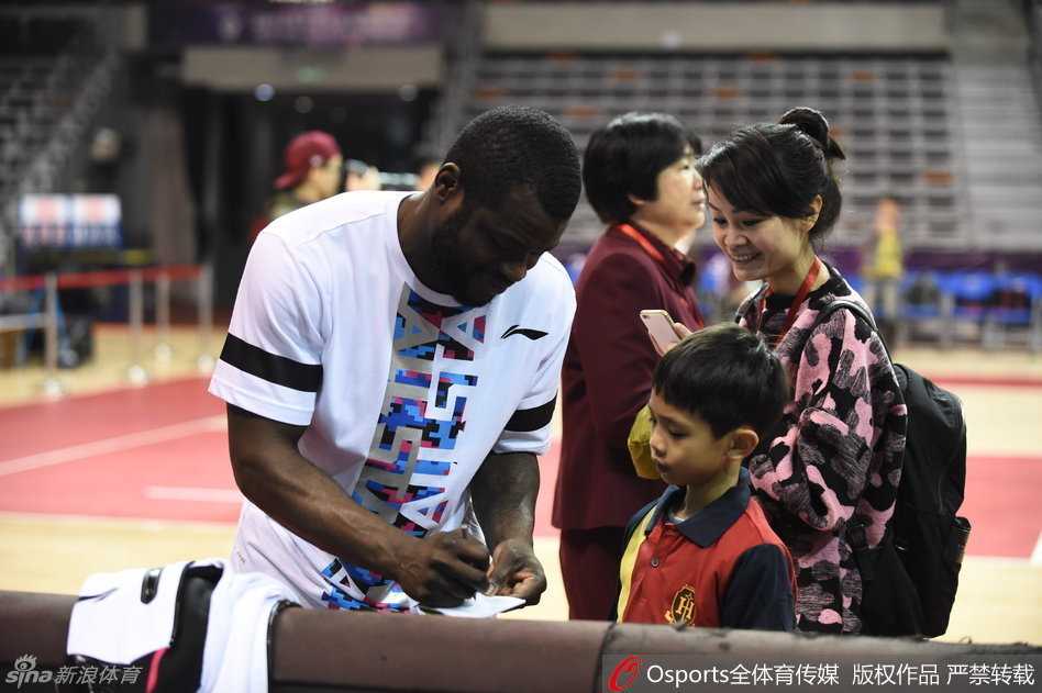 群星闪耀东莞,春江弟子聚首,二零一六全明星周末温情开战 广东队外援拜纳姆耐心地为场边伸长手臂的小球迷签名,虽然语言不通,但篮球拉近了彼此的距离。