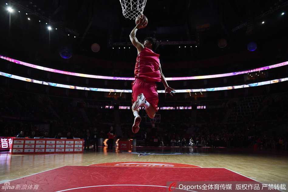 群星闪耀时:回顾二〇一六东莞全明星周末的激情瞬间 王潼如空中飞人般舒展身体,接住队友妙传后即将上演震撼全场的双手暴扣。