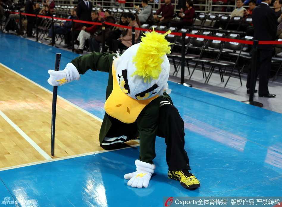 方硕持球突破青岛队防守，眼神坚定，此役他砍下28分创下职业生涯得分新高