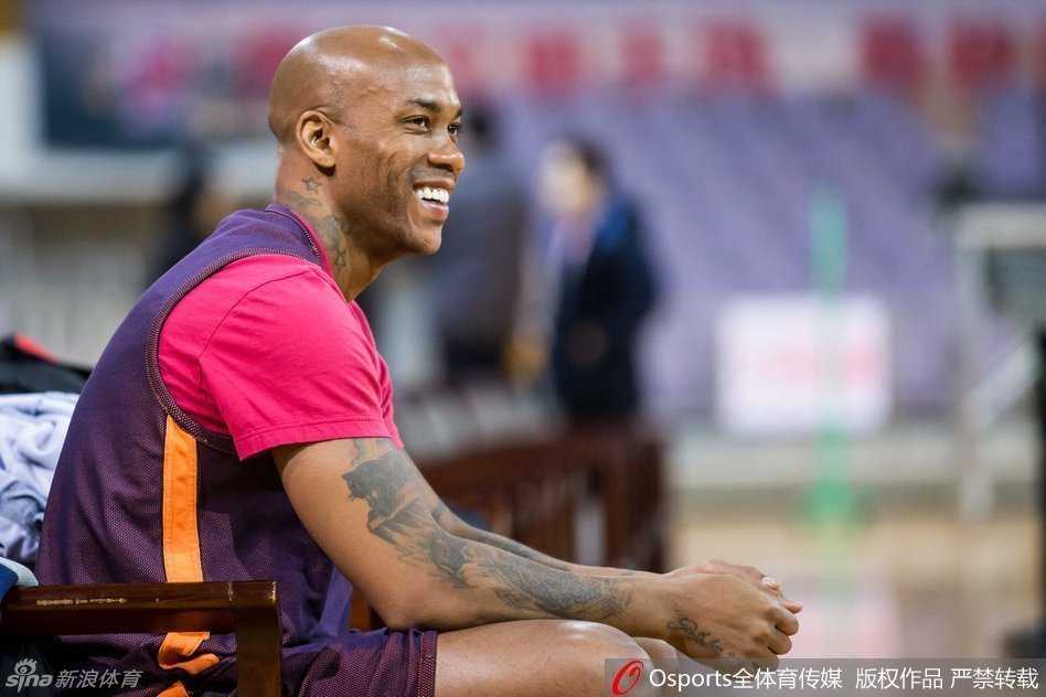 老爷岭下汗如雨,首钢将帅备战急 老马马布里在训练场边被队友逗得前仰后合,岁月在他脸上刻下了痕迹,却带不走那份属于冠军的从容与快乐。