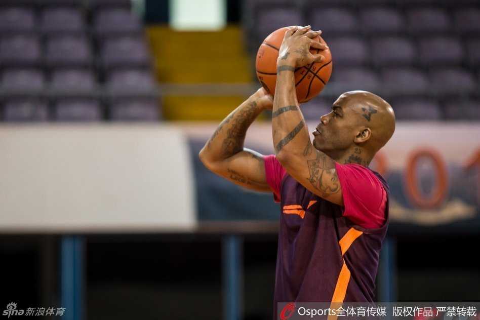 老爷岭下汗如雨,首钢将帅备战急 大外援莫里斯在投篮训练中搞怪不断,这记投篮动作极其夸张变形,惹得场边围观的队友们忍俊不禁,活脱脱一个来串场的喜剧演员。