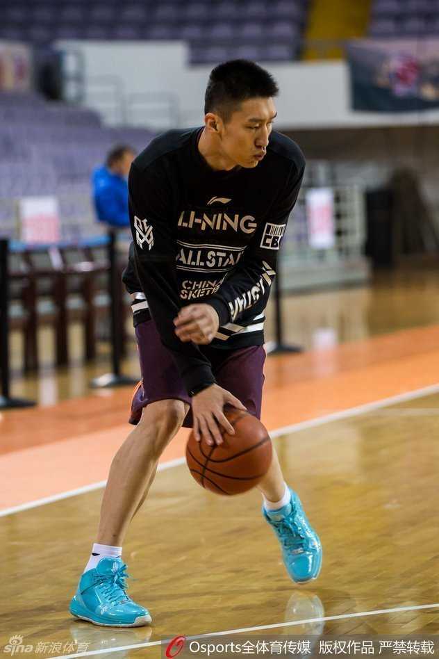 老爷岭下汗如雨,首钢将帅备战急 球场另一侧的吉喆表情呆呆地站在原地,似乎还在回味刚才的战术跑位,这位内线悍将在场上总是这么一脸严肃,认真得可爱。